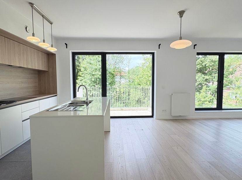 Très bel appartement de 2021, avec une superficie de +- 94m² et composé de<br />
- un hall d'entrée avec toilette, <br />
- 2 chambres (15-10m²) en pa