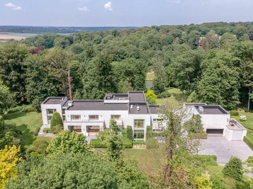 In het prachtige domein van de Bercuit golfbaan, prachtige woning gebouwd in 2009 door de architect Marc Timmermans, op een perceel van meer dan een h