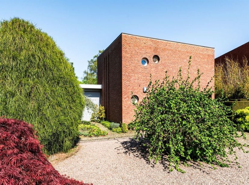 Vrijstaande te renoveren woning te centrum Veerle Laakdal.<br />
Deze woning heeft de leefruimte achteraan met zicht op de tuin.<br />
De woonkamer is