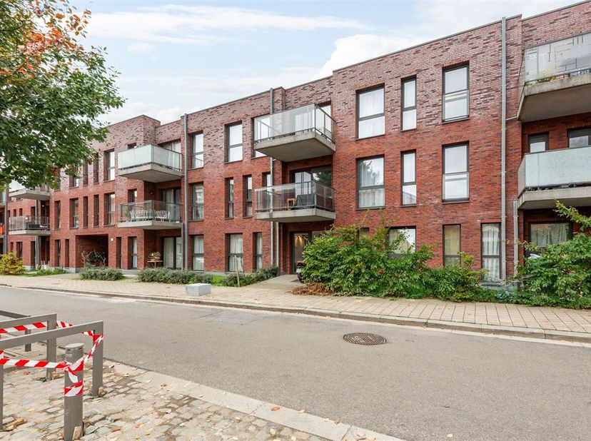 Ligging: Dit recent appartement is gelegen in de Hollebeekstraat in Hoboken, een rustige en aangename buurt met vlotte verbinding naar het centrum van