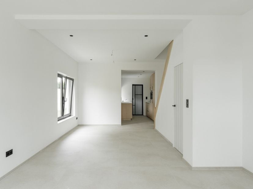 Deze woning vinden we terug op Lutlommel 84 te Lommel, op een steenworp van de Nederlandse grens en alle faciliteiten. De woning werd in 2025 volledig