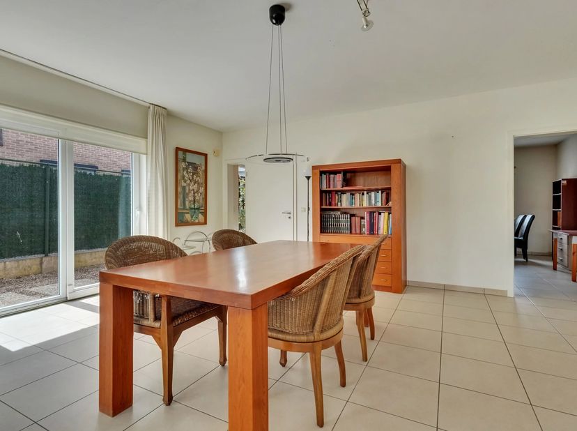 In een rustige residentiële wijk vinden we deze verzorgde open bebouwing uit 2004 met een bewoonbare oppervlakte van 226 m².<br />
De woning combineer