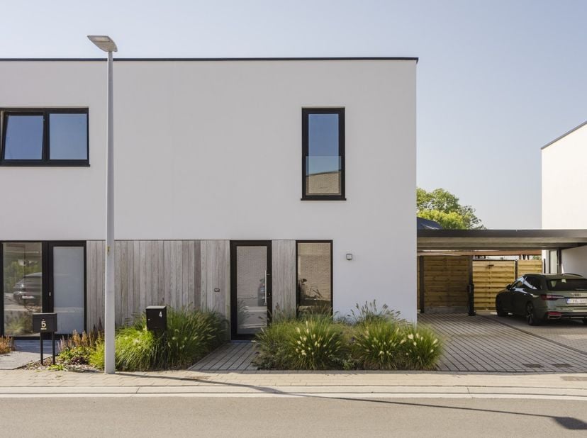 In een doodlopende straat, in een recente en bijzonder rustige woonwijk, vinden we deze halfopen BEN-woning uit 2022. De woning combineert modern woon