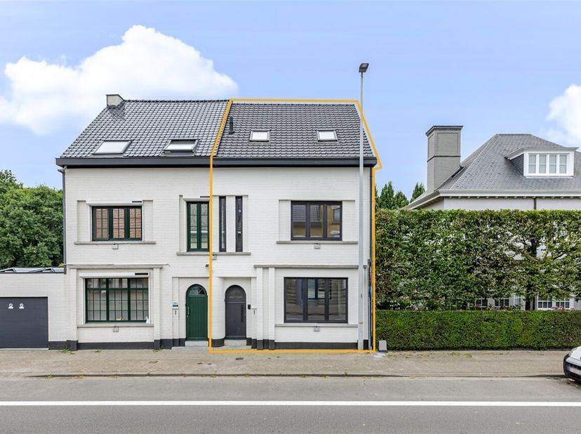 Moment de la visite (à titre indicatif) : SAMEDI 13/12 10h00-12h00<br />
Découvrez cette maison entièrement et récemment rénovée dans le charmant vill
