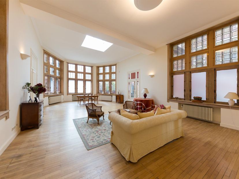 AUDERGHEM – Vlak bij alle voorzieningen en het Zoniënwoud, uitzonderlijk APPARTEMENT (3 slaapkamers/2 badkamers) van 250 m² op de 1e verdieping van ee