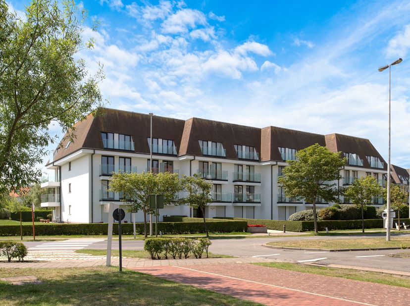 Stijlvol gerenoveerd appartement op toplocatie in het Zoute.<br />
Gelegen nabij wandeldijk, het Zwin en de Royal Zoute Tennis Club, geniet dit stijlv