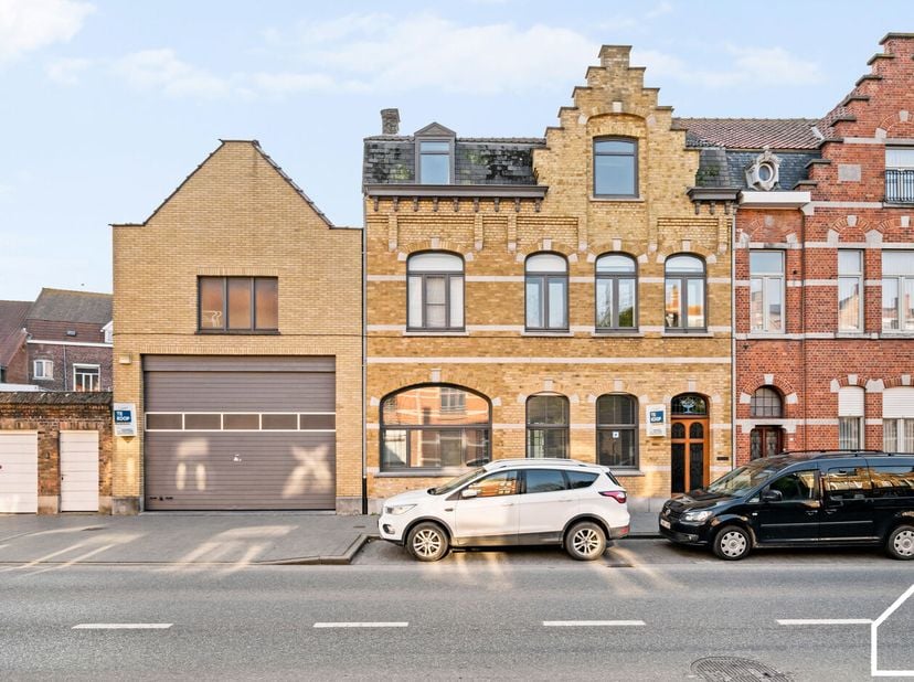 In het centrum van Ieper bevindt zich deze ruime en statige herenwoning met tal van mogelijkheden en prachtig bewaarde authentieke elementen.<br />
Be