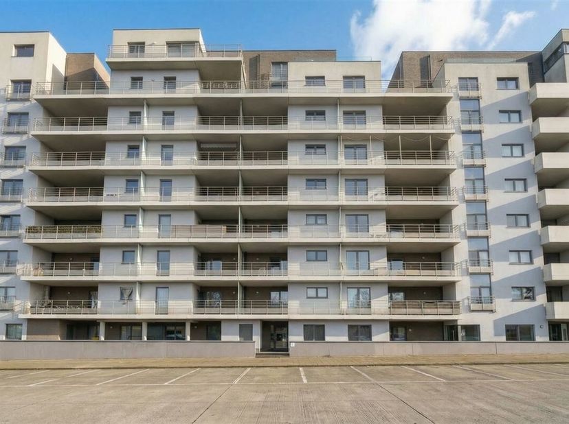 Dans une résidence récente, un bel appartement (73m2) d'une chambre, cave et emplacement de parking intérieur, à deux pas du centre de Boncelles.<br /