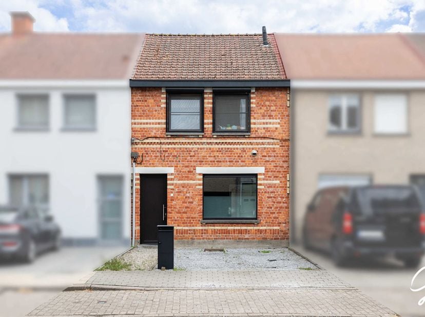 TE KOOP in Deinze<br />
Bent u op zoek naar een instapklare woning met een uitstekende ligging? Dan is deze charmante woning in Deinze precies wat u z