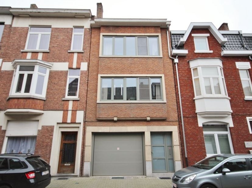Ruime stadswoning nabij het station, park en op wandelafstand van het centrum.<br />
<br />
Op het gelijkvloers vindt u naast de inkomhal, een inpandi