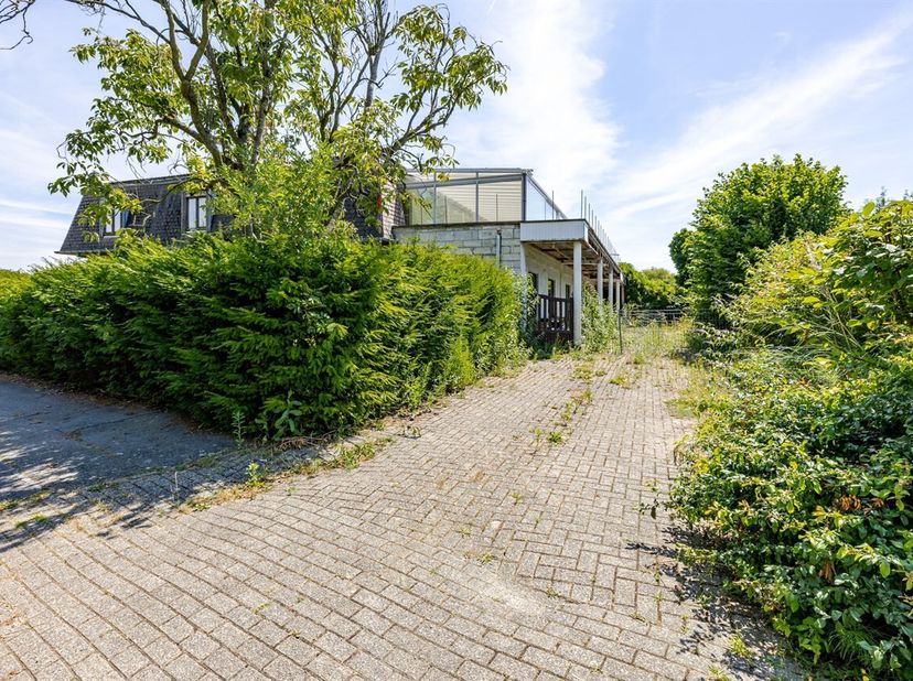 Immeuble de rapport de caractère, 4 unités de logement sur ± 1.356 m²  à rénover, vue champêtre (Meerbeke)<br />
Dans le cadre champêtre de Meerbeke (