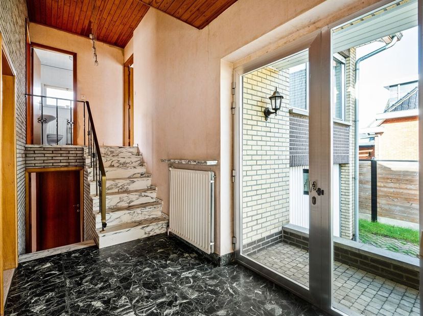 Cette charmante maison de plain-pied à rénover, située au 19 Dorpsstraat à Pulle, offre une belle combinaison d'une situation centrale et d'un environ