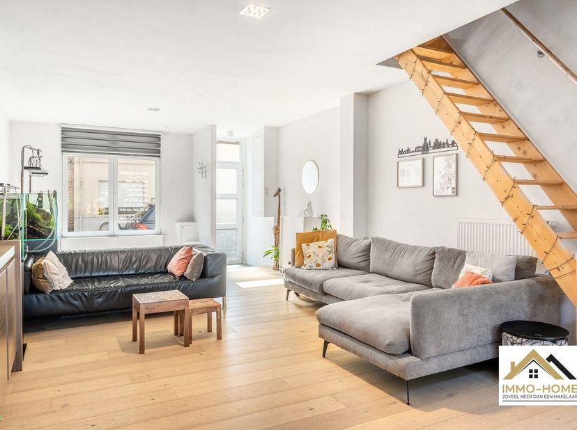 Deze mooie instapklare rijwoning ontvangt je in een compacte inkomhal, die direct in verbinding staat met de volledige gelijkvloerse verdieping. Voora
