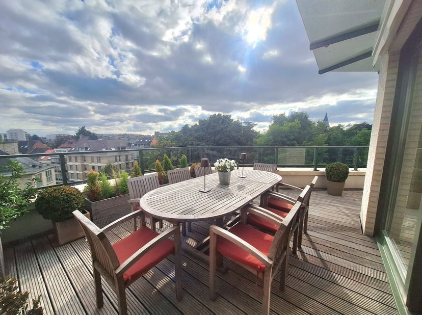 Sint-Lambrechts-Woluwe, vlakbij winkels en voorzieningen (metro Roodebeek)! Prachtige PENTHOUSE (3 slaapkamers/2 badkamers) van 235 m² met terras en 2