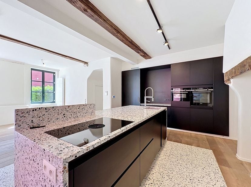 Ligging<br />
Deze authentieke woning is gelegen in de Hippoliet Lammensstraat in Gent. Dankzij de uitstekende ligging geniet u van een vlotte bereikb