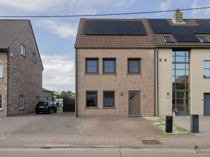HOB met 3 slaapkamers en uitpandige garage op 501 m². <br />
Gelijkvloers: <br />
Inkomhal met apart toilet. <br />
Woonkamer van 35 m² op keramische