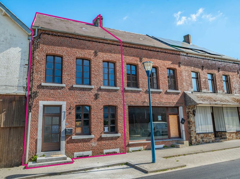 EasyHome stelt u deze prachtige woning in wind- en waterdichte staat met tuin voor. Ze bevindt zich in het gezellige dorp Sivry, vlak bij de natuur en