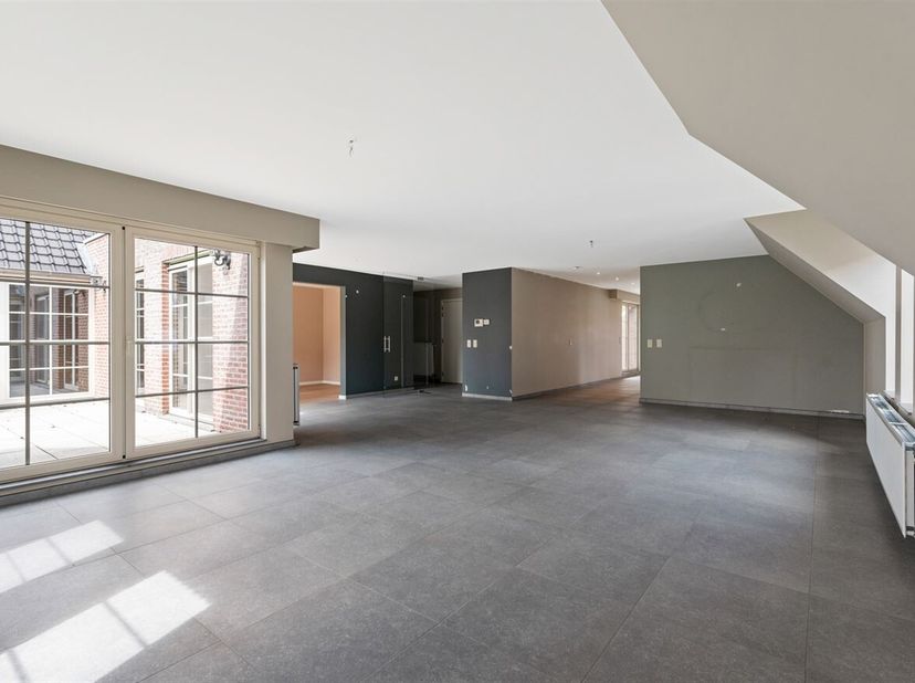 Instapklare penthouse met 3 slaapkamers, 2 badkamer en 2 garages.<br />
Deze exclusieve penthouse bevindt zich over de volledige dakverdieping van het