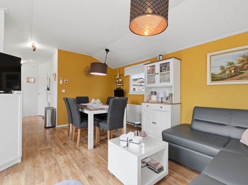 Deze verzorgde chalet uit 2015 is gelegen in Harendijke te Wenduine en biedt met haar praktische indeling en aangename buitenruimte alles voor een com