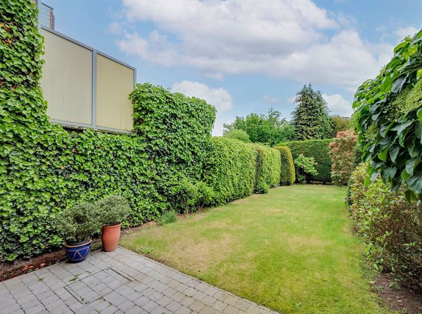 Charmante kwalitatieve bel-etage woning met 4 slaapkamers op toplocatie te Mortsel.<br />
De goed onderhouden en verzorgde woning met een mooie volgro