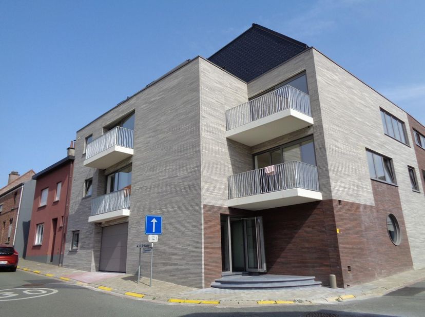 Recent duplex appartement op de 2e verdieping met autostaanplaats, ideaal gelegen in het centrum van Sterrebeek.<br />
Tweede verdieping: Inkomhal, WC