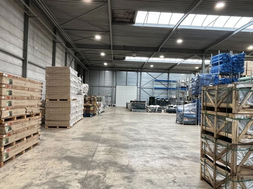 Dit logistiek gebouw van ca. 5.855 m², verdeeld over twee functionele delen, bevindt zich op een volledig omheind terrein van 11.293 m² binnen het gev