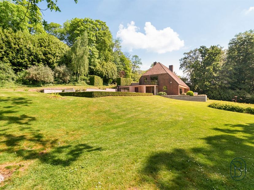Tijdloze villa op een uitzonderlijk perceel van meer dan 1 hectare in de heuvels van de Vlaamse Ardennen, met adembenemend uitzicht en volledige priva