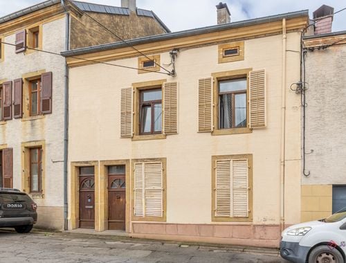                                         Appartementsgebouw te koop in Virton, € 230.000
