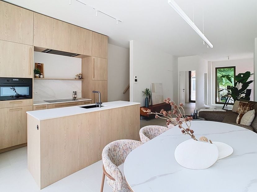 Licht, comfort en een unieke woonbeleving<br />
Dit duplex appartement combineert een doordachte indeling met een aangenaam ruimtegevoel. Dankzij de h