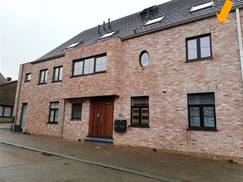 Ruim duplex-appartement met 3 slaapkamers en groot zuidgericht terras, gelegen op de eerste verdieping van een recent gebouw met slechts zes apparteme