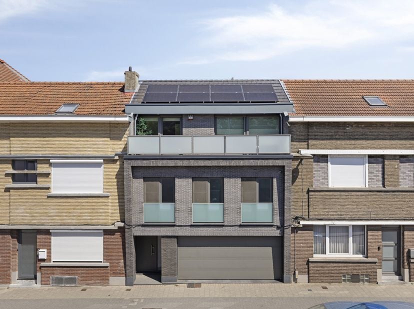 Stap binnen in deze hedendaagse woning uit 2014 waar ruimte, licht en modern wooncomfort op harmonieuze wijze samenkomen. Met een bewoonbare oppervlak