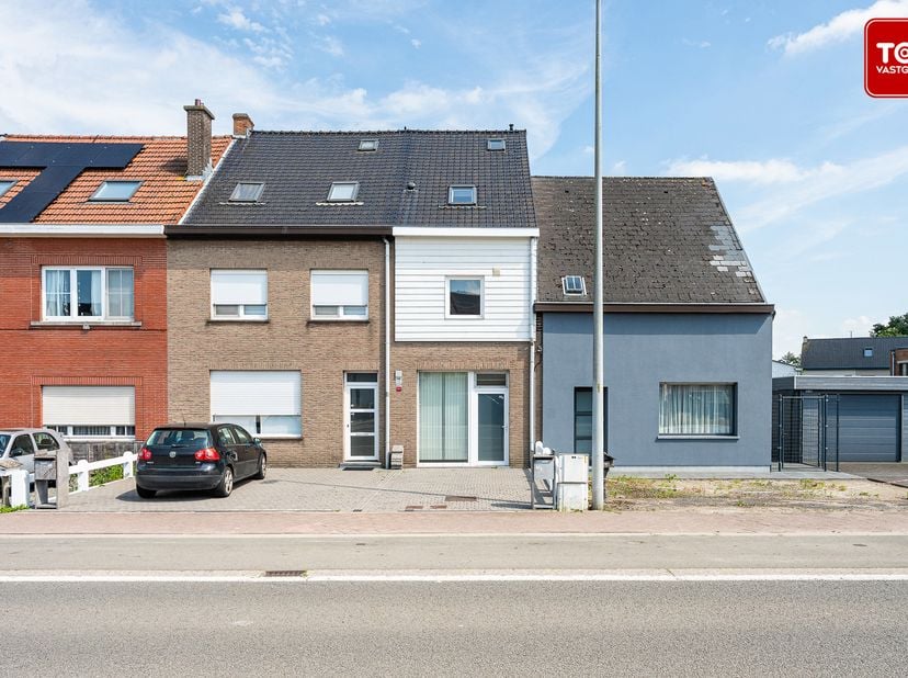 Deze instapklare gezinswoning biedt een mooie combinatie van comfort, licht en een gunstige ligging. <br />
De woning werd in 2015 gerenoveerd en is z