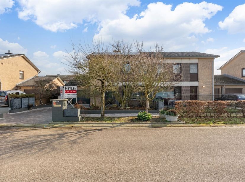 Ruime halfopen bebouwing met 3 slaapkamers in Tessenderlo-Ham<br />
Welkom in deze ruime en verzorgde halfopen bebouwing, gelegen op een rustige locat