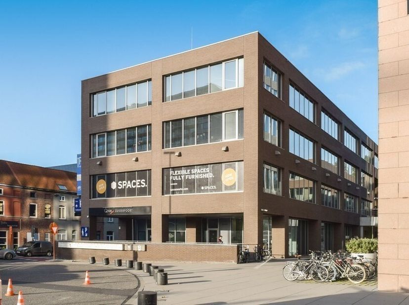 17m² gemeubeld kantoor met 4 werkplekken<br />
Ligging: vlot bereikbaar via E14/E40, openbaar vervoer op wandelafstand en gratis shuttle naar Gent-Sin
