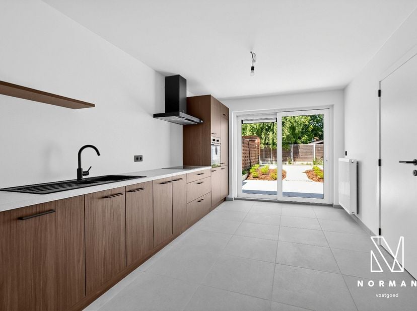 Hippe gerenoveerde woning met EPC-label A, 4 slaapkamers, uitweg en tal van extra's<br />
Welkom in deze stijlvolle gerenoveerde en energiezuinige won