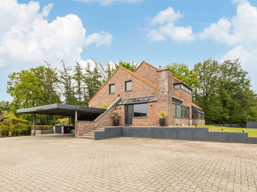 Deze schitterende, royale woning combineert comfort en ruimte op een indrukwekkend perceel van 2.737 m². Nieuw samengestelde gezinnen, of zij die wone
