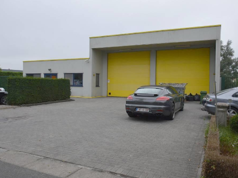 Dit industriële pand te Zelzate biedt een uitstekende ruimte voor uw onderneming. Met vier gevels geniet u van optimale zichtbaarheid en toegankelijkh