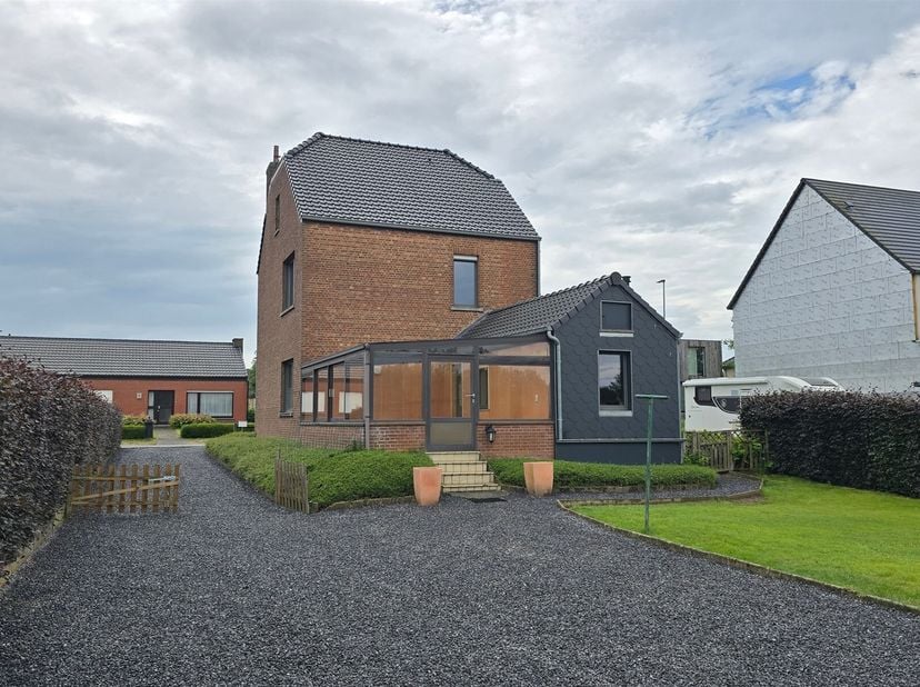 Cette charmante maison individuelle en briques offre des volumes surprenants, tant à lintérieur quà lextérieur.<br />
En entrant dans la maison, vous