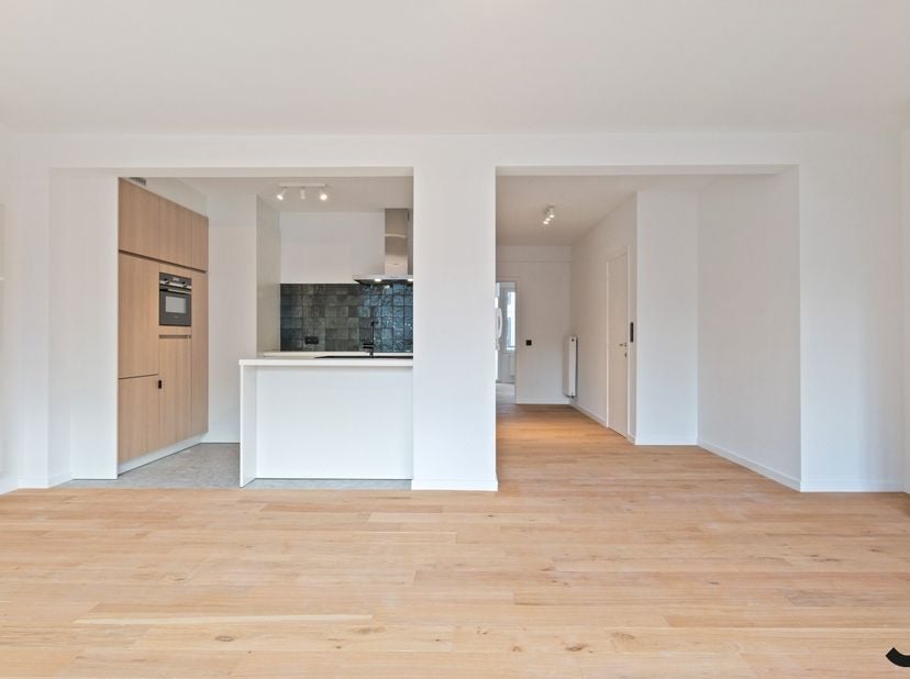 Graag stellen we dit volledig gerenoveerd appartement voor in het bruisende stadscentrum van Kortrijk met zicht op het Gerechtsgebouw &amp; De Leie. Dit p
