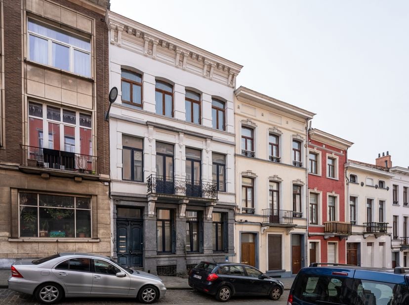 SCHAARBEEK – Ideaal gelegen in de onmiddellijke nabijheid van winkels, openbaar vervoer en alle voorzieningen, biedt dit prachtige opbrengstgebouw ong