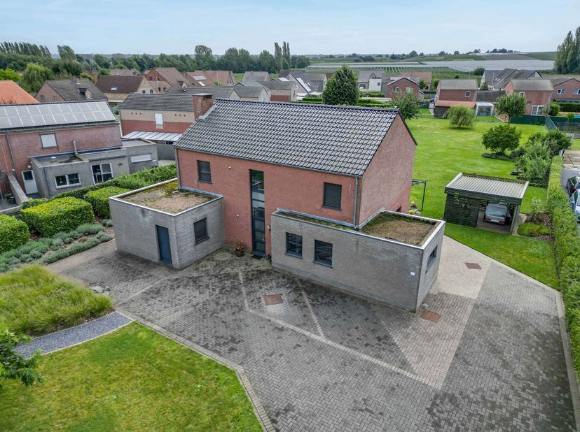 Deze open bebouwing in Ulbeek met 3 slaapkamers en een perceel van 2856 m² combineert ruimte, comfort en een rustige ligging in een groene omgeving. M