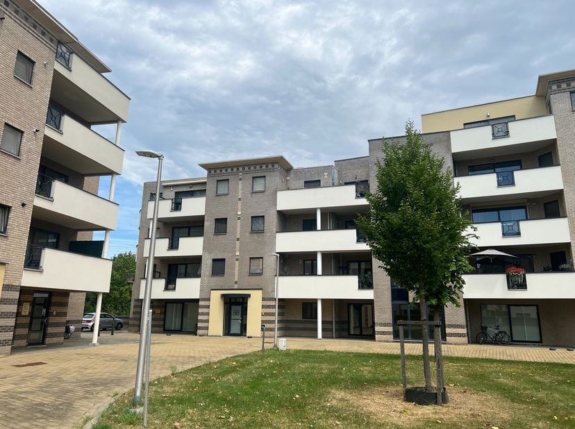 ANNE FRANKPLEIN 11/1, HASSELT:<br />
Gelijkvloers ruim appartement met 3 slaapkamers, garage en tuin, gelegen binnen de Grote Ring.<br />
<br />
Indel