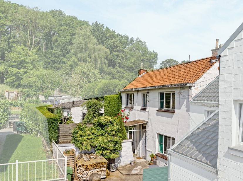 Charmante halfvrijstaande woning gelegen op een zuidelijk georiënteerd perceel van 1a73ca in het pittoreske Kanne. In deze parel van de Jekervallei ge