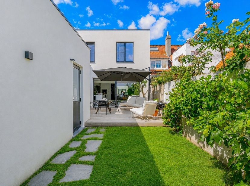 Op een rustige locatie in het oude Knokke bevindt zich deze compleet gerenoveerde woning, voorzien van 3 ruime slaapkamers, 2 badkamers, een zuidgeric