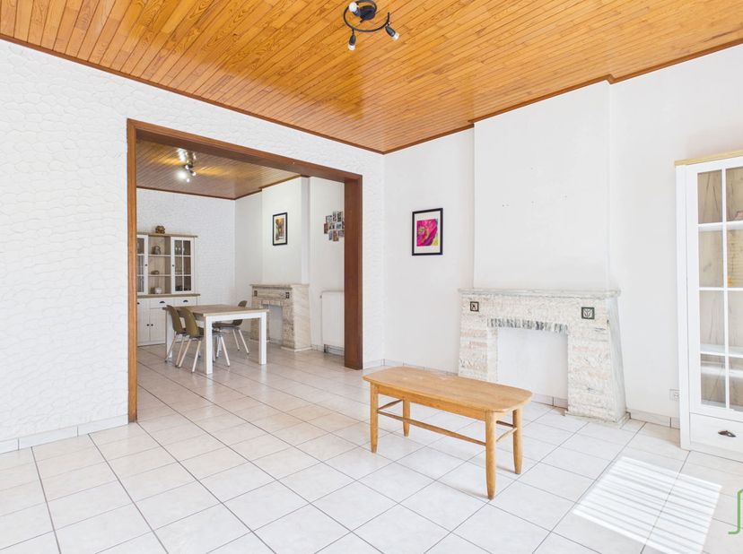 Offre à partir de 199.000€. Charmante maison unifamiliale située à Aiseau-Presles. <br />
Elle se compose d'un séjour ouvert sur la salle à manger, d'
