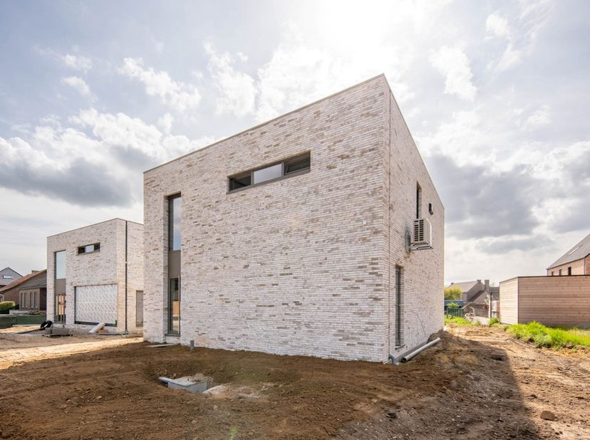 Deze vrijstaande BEN-woning (E-peil max 30) is gelegen op een rustige locatie te Louwel, een deelgemeente van Opglabbeek! De woning (woning 2 op inpla