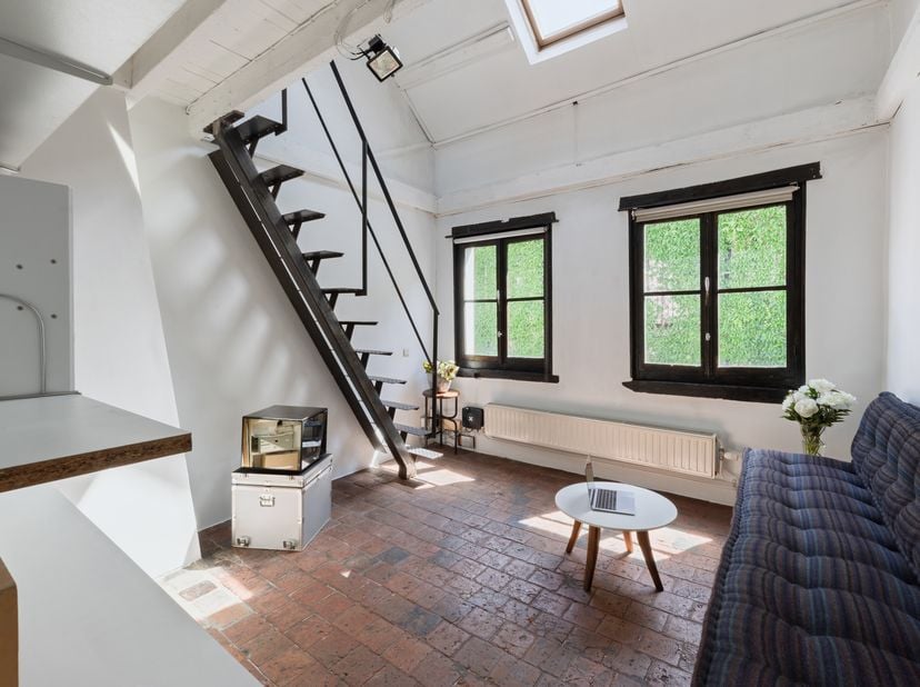 Située dans la dynamique Reyndersstraat, l'une des rues les plus emblématiques du cœur historique d'Anvers, cette authentique maison de maître offre u