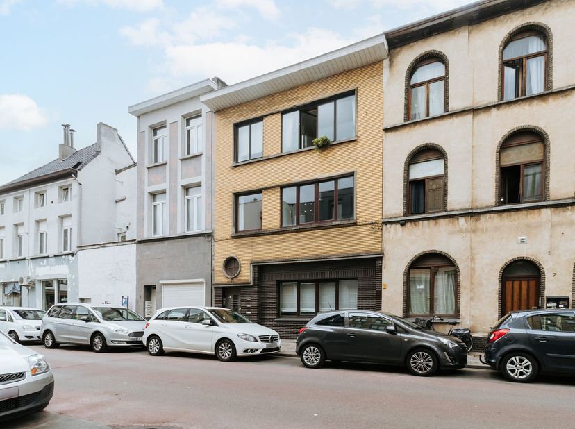 Dit lichtrijke appartement ligt op een strategische locatie vlak bij invalswegen, scholen, winkels en openbaar vervoer. Je geniet van een uitstekende