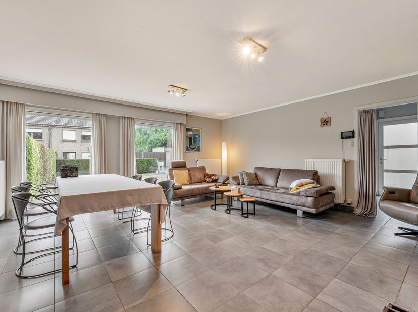 Rustig gelegen bungalow te koop in Moorsele!<br />
Je betreedt de woning via de inkomhal met gastentoilet en komt vervolgens in de leefruimte met eetp