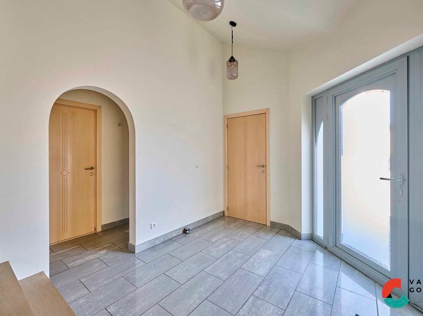 Goed onderhouden gezinswoning met 3 slaapkamers op een zeer goede locatie dicht bij centrum van Hechtel en in een rustige wijk. Deze woning gebouwd in